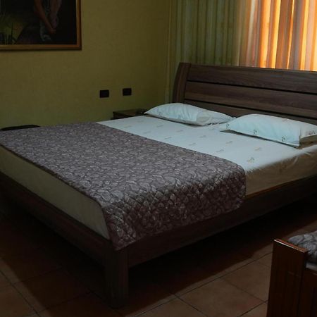 Alen Bar Hotel Tiranë Luaran gambar